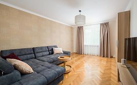 Saxon Garden Spacious Apartment By Bookinghost